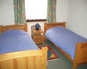 Double room with separate beds in vacation home Zur Krombisch, Elsenborn, ideal for families.