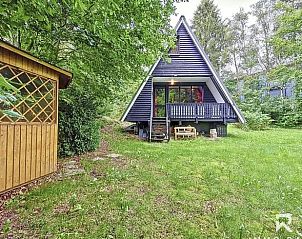 Das Ferienhaus in Bllingen, Ardennen, Belgien bietet einen charmanten Aufenthalt in der Natur mit einer einladenden Terrasse und grner Umgebung.
