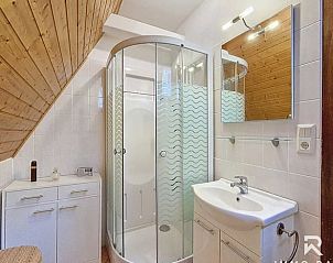 Modernes Badezimmer in einem Ferienhaus in Bllingen, Ardennen, Belgien, mit gerumiger Dusche und stilvoller Holzoberflche.
