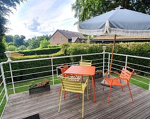 Geniet van het zonnige terras bij chalet Sous les Hetres in Robertville, Ardennen, Belgi, met uitzicht op de groene omgeving.