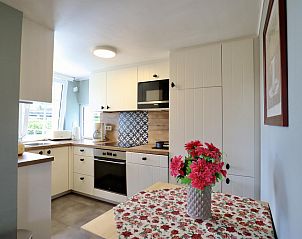 Moderne keuken in chalet Sous les Hetres, Robertville, Ardennen, met stijlvolle inrichting en natuurlijke lichtinval.