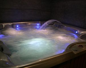 Hot tub with water jets in Herresbach vacation home, located in the Ardennes.