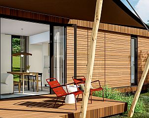 Veranda van Vrijstaande woning in Spa, vakantiehuis in de Ardennen, Luik, Belgi met moderne zitruimte en uitzicht op de natuur.