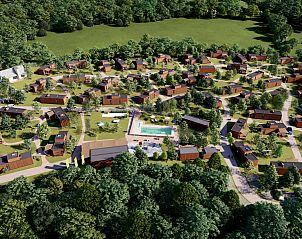 Luchtfoto van Vrijstaande woning in Spa, een vakantiehuis in de groene omgeving van de Ardennen, Luik, Belgi met zwembad en natuur.