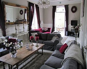 Gezellige woonkamer van Kasteelvilla Santa Maria in Spa, Ardennen, Belgi, met comfortabele zitplaatsen en stijlvolle inrichting.