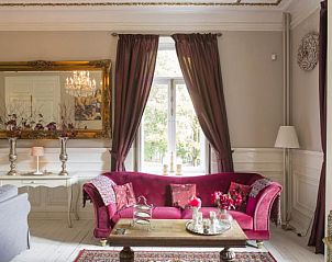 Elegante zitkamer in Kasteelvilla Santa Maria, Spa, Ardennen, Belgi, met luxe meubels en sfeervolle decoratie.