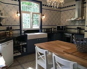 Moderne keuken in Kasteelvilla Santa Maria, Spa, Ardennen, Belgi, met ruime werkbladen en gezellige eetruimte.