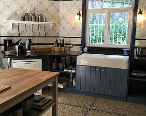 Stijlvolle keuken van Kasteelvilla Santa Maria in Spa, Ardennen, Belgi, uitgerust met moderne apparatuur en landelijke charme.