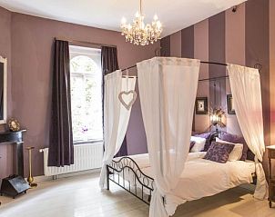 Romantische slaapkamer met hemelbed in Kasteelvilla Santa Maria, Spa, Ardennen, Belgi, biedt een serene overnachting.