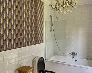 Luxe badkamer in Kasteelvilla Santa Maria, Spa, Ardennen, Belgi, met elegante tegels en moderne voorzieningen.