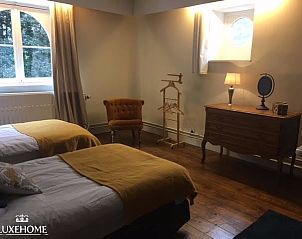 Comfortabele tweepersoonskamer in Kasteelvilla Santa Maria, Spa, Ardennen, Belgi, met klassieke inrichting.