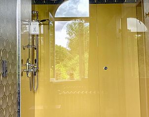 Moderne douche in Kasteelvilla Santa Maria, Spa, Ardennen, Belgi, met glazen deuren en stijlvolle afwerking.
