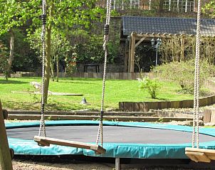 Speeltuin met trampoline in Kasteelvilla Santa Maria, Spa, Ardennen, Belgi, ideaal voor een actieve vakantie.