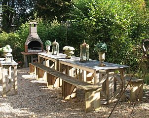Buiten eetruimte met barbecue in Kasteelvilla Santa Maria, Spa, Ardennen, Belgi, perfect voor gezellige maaltijden.