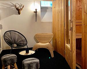 Gezellige ontspanningsruimte naast sauna in Kasteelvilla Santa Maria, Spa, Ardennen, Belgi, met comfortabele zitplaatsen.