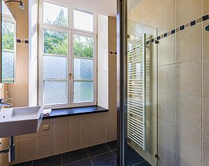 Moderne badkamer in vakantiehuis ARD011 in Aywaille, Ardennen, Belgi met ruime douche en uitzicht op groene omgeving.