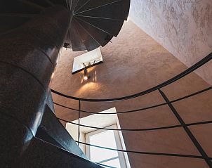 Elegant wenteltrap in vakantiehuis ARD196 in Aywaille, Ardennen, Belgi, met een sfeervolle binnenruimte en uniek design.