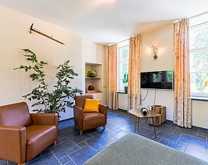 Gezellige woonkamer van vakantiehuis ARD197 in Aywaille, Ardennen, Belgi. Comfortabele zithoek met moderne inrichting en natuurlijk licht.