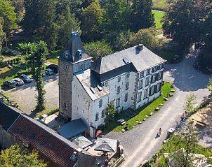 Vakantiehuis ARD198 in Aywaille, Ardennen, Belgi, omringd door weelderige natuur en een charmante binnenplaats.