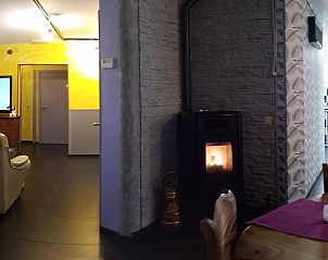 Gezellige woonkamer in Vakantiehuis Ardennen Ferienhaus in Hamoir, met sfeervolle houtkachel en moderne inrichting, perfect voor een ontspannen verblijf.