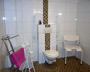 Moderne badkamer in Vakantiehuis Ardennen Ferienhaus, Hamoir, met mozaekdetails en comfortabele voorzieningen voor een luxe verblijf.