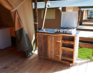 Gezellige keukenhoek in de Safaritent, een glamping lodge in Deidenberg, Ardennen, Belgi, met houten interieur en gaskookplaat.