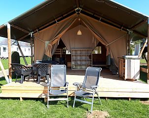 Geniet van de rust in de Safaritent, een luxe glamping lodge in Deidenberg, Ardennen, Belgi, met een uitnodigend terras en comfortabele stoelen.