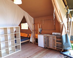 Gezellige binnenruimte van de Safaritent in Deidenberg, Ardennen, Belgi met rustieke keuken en comfortabele slaapgelegenheid.