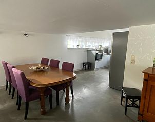 Gezellige eetruimte in vakantiehuis Le coeur du brme, Herbiester, Ardennen, met moderne keuken en sfeervolle inrichting.