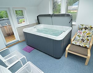 Ontspannen in de jacuzzi van vakantiehuis Le coeur du brme in Herbiester, Ardennen, omgeven door natuur en rust.