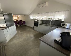 Moderne keuken in vakantiehuis Le coeur du brme, Herbiester, Ardennen, met ruime eethoek en strakke inrichting voor een comfortabel verblijf.