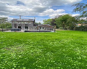Vakantiehuis Le coeur du brme in Herbiester, Ardennen, met uitgestrekt groen gazon en natuurlijke omgeving.