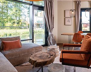 Gezellige woonkamer in The Easy Accessible Leaf vakantiehuis, Morlies, Henegouwen, Belgi, met uitzicht op de omliggende natuur.