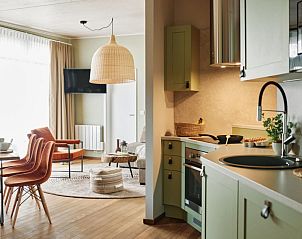 Stijlvolle binnenruimte van The Easy Accessible Leaf by YourNature in Morlies, Henegouwen, Belgi, met moderne keuken en gezellige zithoek.