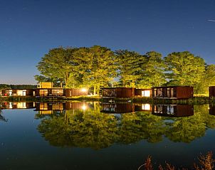 The Easy Accessible Leaf by YourNature in Morlies, Henegouwen: sfeervol vakantiehuis aan het water, omgeven door serene natuur bij nacht.