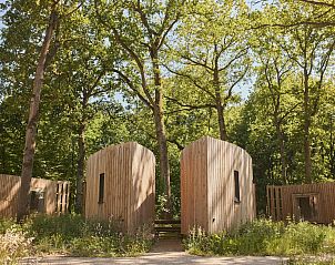 Ervaar de rust van The Blue Lodge by YourNature, een unieke glamping lodge in de bossen van Morlies, Henegouwen, Belgi.