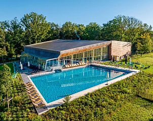 Geniet van luxe ontspanning bij het zwembad van The Blue Lodge by YourNature, een glamping lodge in Morlies, Henegouwen, Belgi.