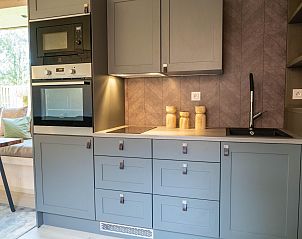 Moderne keuken in The Blue Lodge by YourNature, vakantiehuis in Morlies, Henegouwen, Belgi, met stijlvol interieur en natuurzicht.