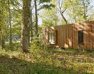 The Blue Lodge by YourNature in Morlies, Henegouwen, Belgi biedt een serene vakantiehuiservaring omringd door weelderige bossen.