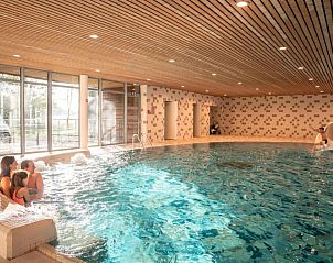 Ontspan in het binnenzwembad van The Blue Lodge by YourNature, een luxe vakantiehuis in Morlies, Henegouwen, Belgi.