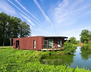 Vakantiehuis The Leaf by YourNature in Morlies, Henegouwen, Belgi, met terras aan het water en omgeven door weelderige natuur.