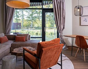 Gezellige binnenruimte van The Leaf by YourNature vakantiehuis in Morlies, Henegouwen met uitzicht op de omliggende natuur.