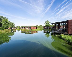 Rustieke glamping lodges bij The Leaf by YourNature in Morlies, Henegouwen, Belgi, omgeven door serene waterpartijen en groene natuur.