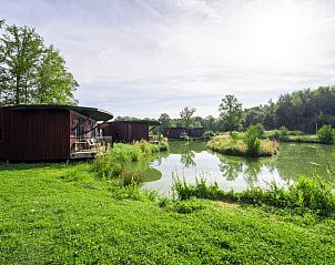 Ontdek de serene glamping lodges van The Leaf by YourNature in Morlies, Henegouwen, Belgi, met uitzicht op een idyllisch meer.