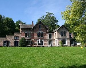 Front view of vacation home Windsor with green garden in Waulsort, located in the beautiful Ardennes, Belgium.
