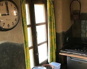 Landelijke keukenhoek in Vakantiehuis in Vresse-Sur-Semois met uitzicht op de natuur, Ardennen, Belgi.