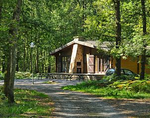 Ferienhaus in Oignies-en-Thirache, ein Ferienhaus in den Ardennen, Belgien, umgeben von ppiger Natur und rustikalem Charme.
