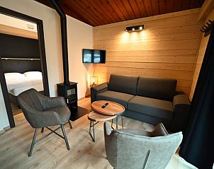Gemtliches Wohnzimmer im Ferienhaus in Oignies-en-Thirache, Ardennen, Belgien mit moderner Einrichtung und bequemer Sitzecke.