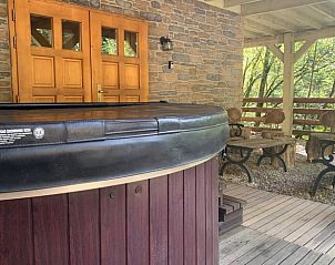 Entspannen Sie sich im Whirlpool auf der Terrasse des Ferienhauses in Oignies-en-Thirache Viroinval, das in den malerischen Ardennen in Belgien liegt.