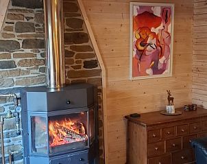 Gemtliche Einrichtung des Ferienhauses in Oignies-en-Thirache Viroinval, mit gemtlichem Holzofen und Kunstwerken, in den Ardennen, Belgien.